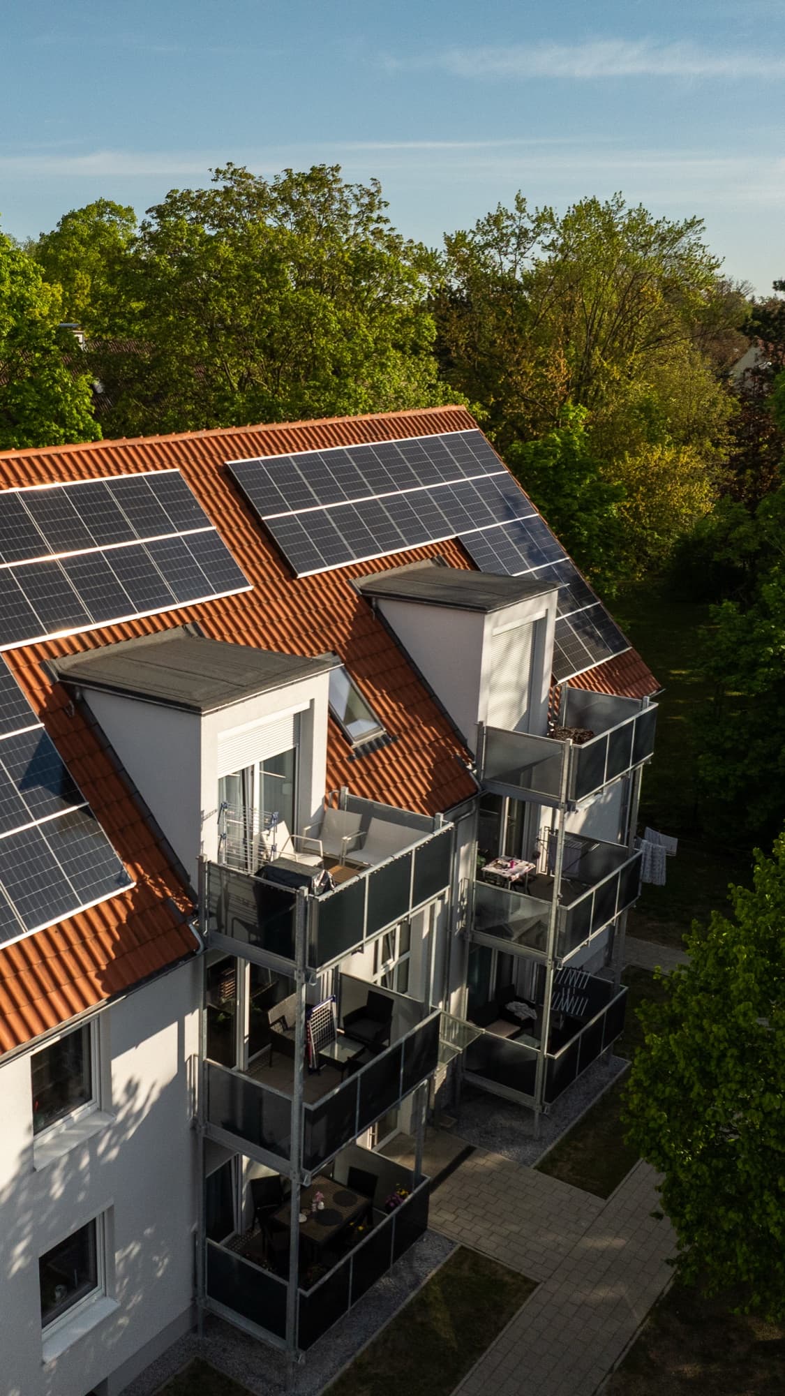Drohnenaufnahme Dach mit Solaranlage und Balkonseite
