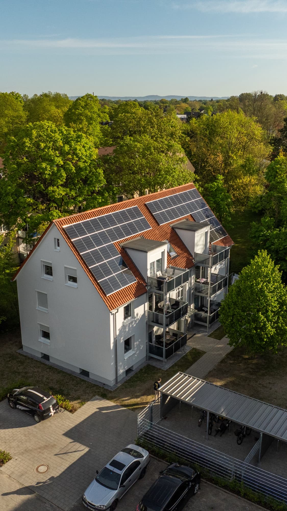 Drohnenaufnahme Seitenansicht Mehrfamilienhaus