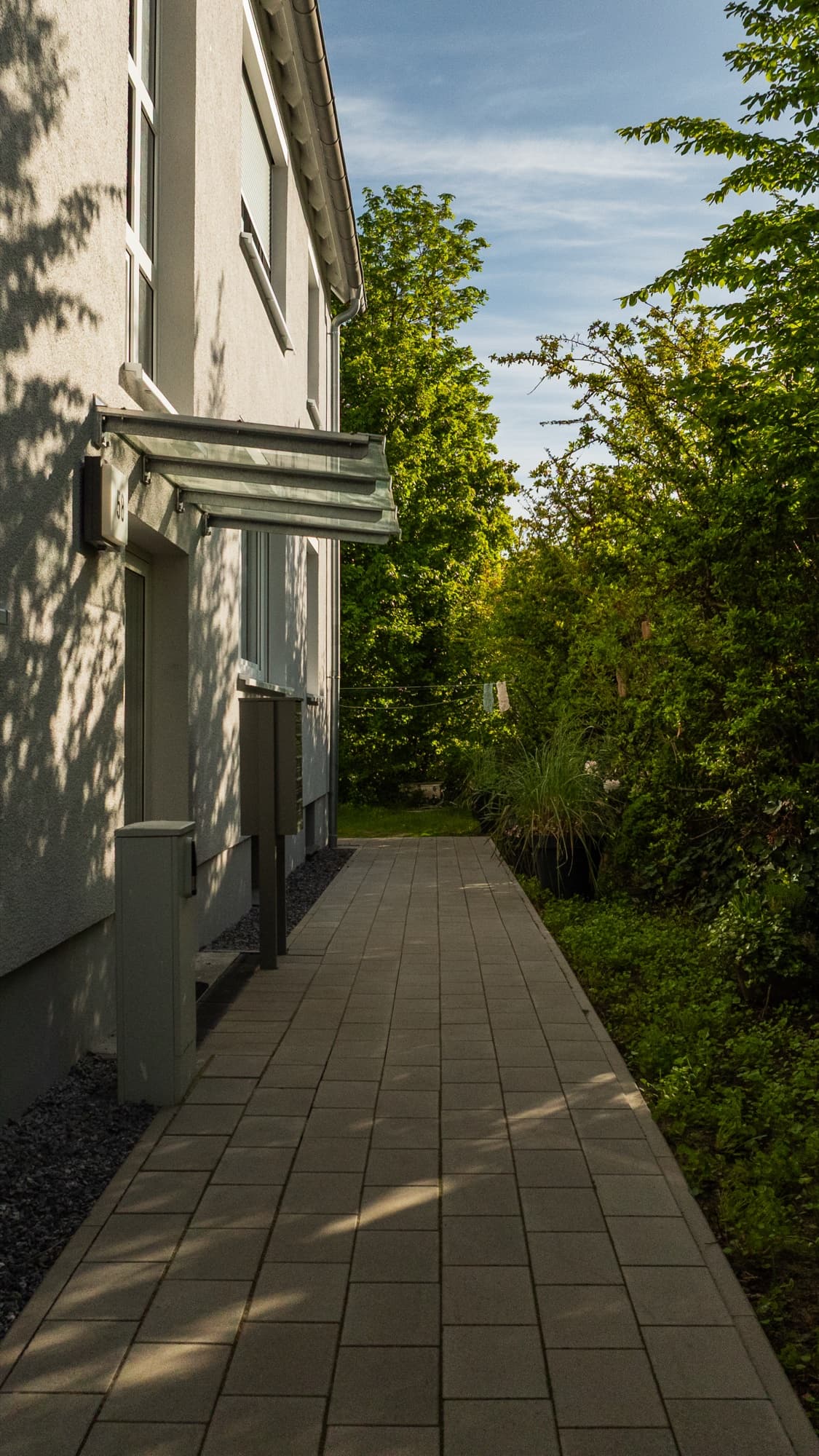 Drohnenaufnahme Mehrfamilienhaus mit Garten
